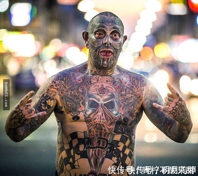 他把纹身刺满全身，连眼珠也没漏掉，现在一出门就吓坏路人