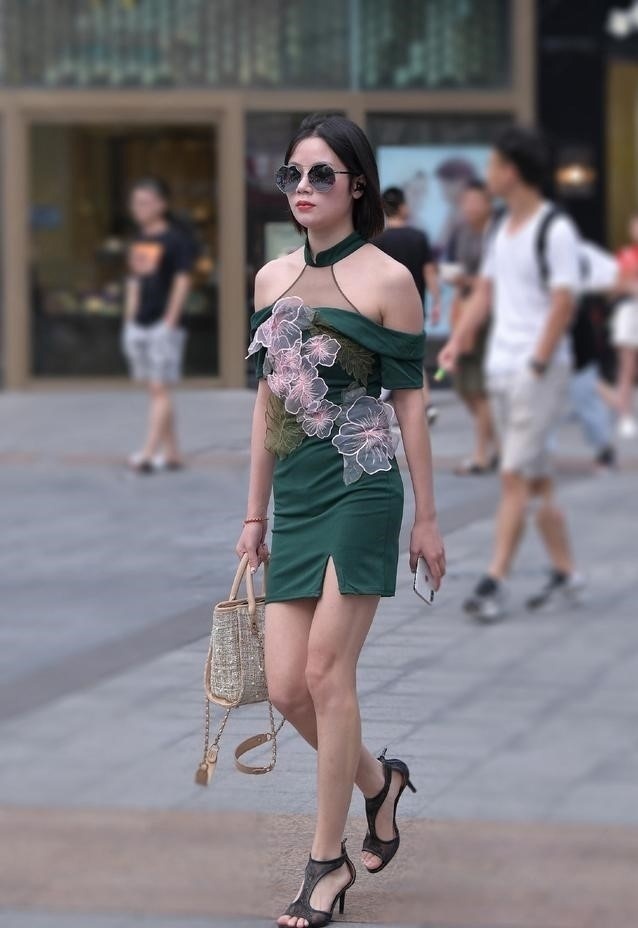 雅致|缤纷夏季，穿款式时髦雅致的露肩短裙，清凉舒适还显气质