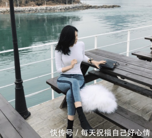 炎热的天气下，穿着一双黑色短靴就出门，不担心捂出痱子吗