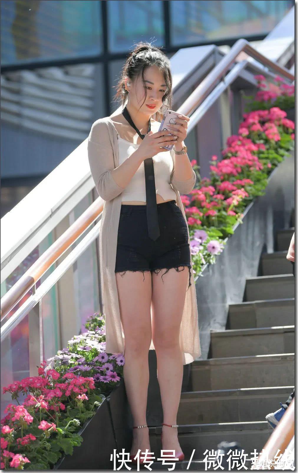 时髦的穿着让“丰腴动感”的大姐姐,在街头“翩翩起舞”