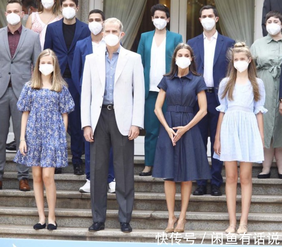 蓝裙|西班牙俩公主同穿蓝裙亮相，简单却很高级，妹妹扎丸子头气场更足