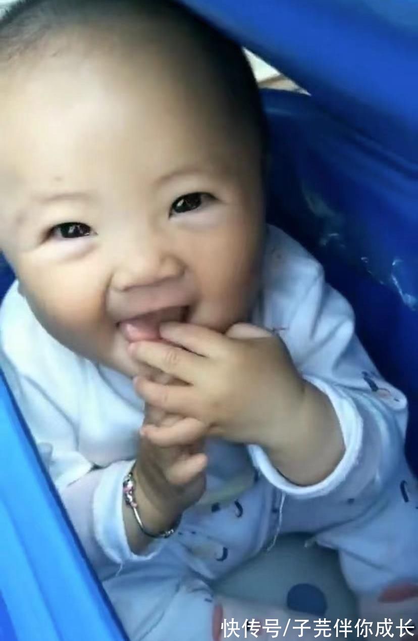 爸爸|6个月跟着爸爸送外卖，笑脸治愈无数人，菲儿宝宝如今过得怎样？