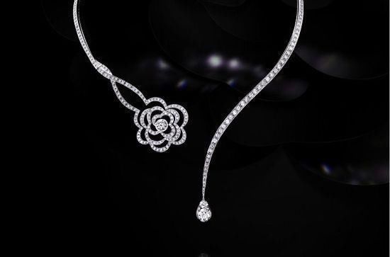 名人以首饰为点缀,用优雅珠宝搭配,从而留下传世般亮丽形象示人