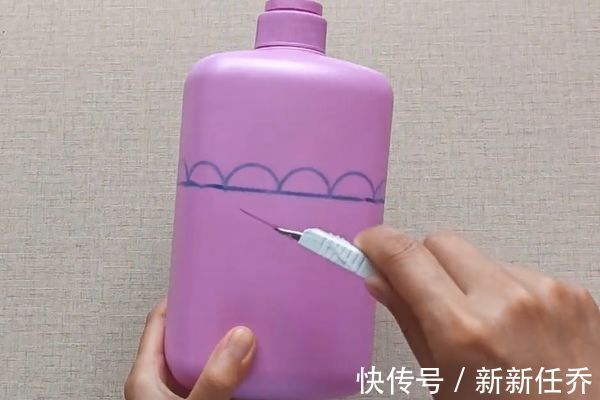 洗发水瓶不要扔，瓶身切一刀，放在卫生间，全家人都要抢着用