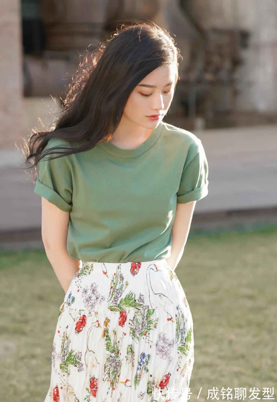 短袖|夏季谁还没几件T恤？学学这几个搭配小技巧，普通短袖也有高级感