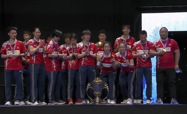 黄鸭组合|动容!苏杯颁奖国羽人数超限,黄鸭组合让位教练,辉煌时选择离去