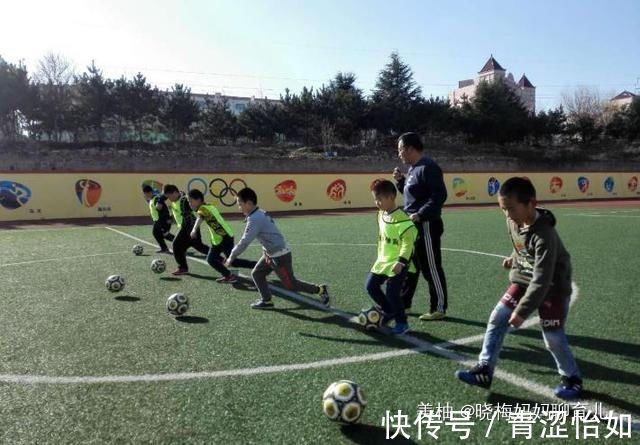 父母|孩子长期沉迷电子产品危害大，小小年纪就近视，父母应该如何引导