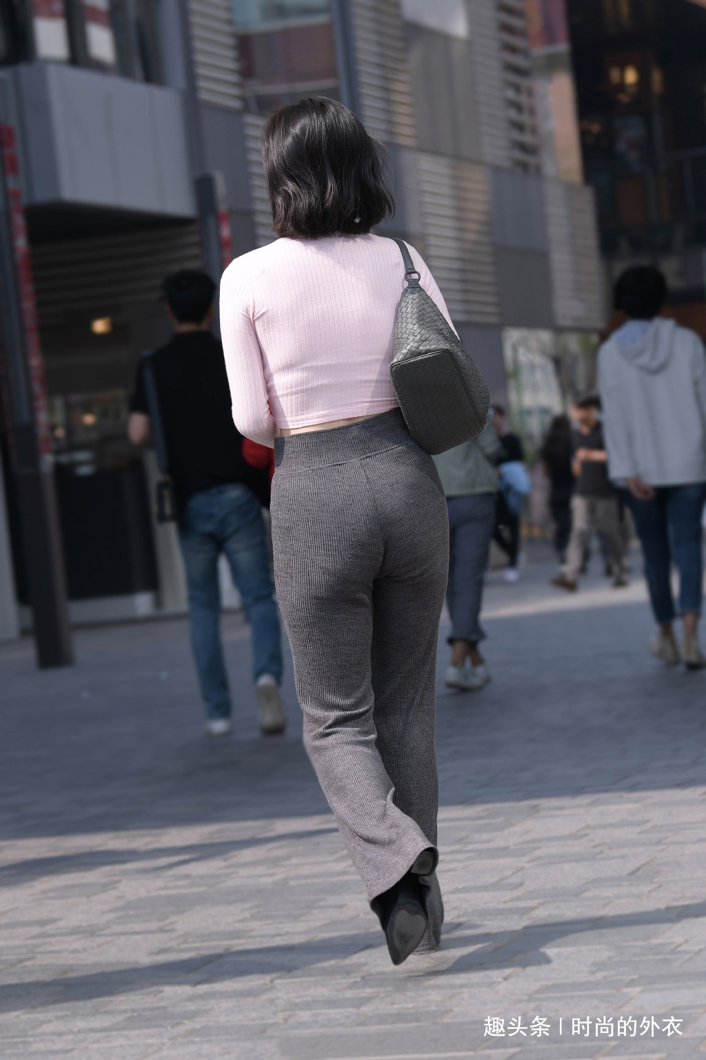 小姐姐 休闲时尚的喇叭裤穿搭,舒适又显气质,让你轻松摆脱路人感