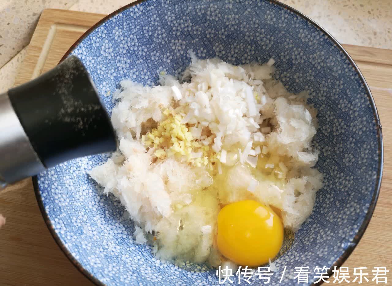 辅食|早餐不用将就了,用鳕鱼做成小饼,健脾开胃,适合老人孩子