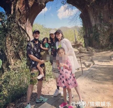 賈靜雯修傑楷一家五口同框,仨女兒長相神似,5歲咘咘弱視惹人憐