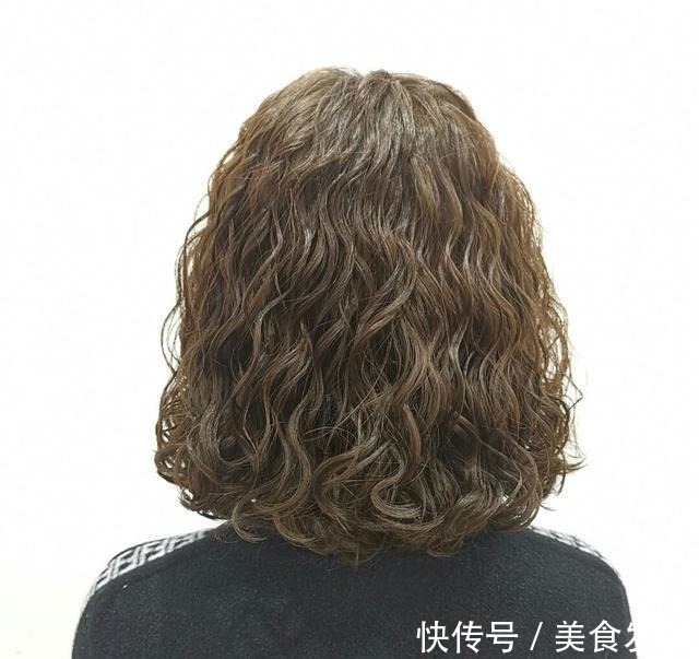 洋气 今冬流行烫满头发型20多款,时尚还保暖,烫完真洋气!