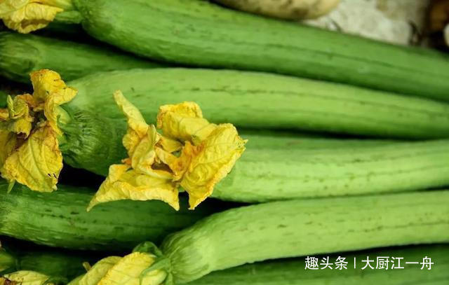 炒丝瓜时，很多人第一步就做错了，难怪炒的丝瓜发黑没食欲