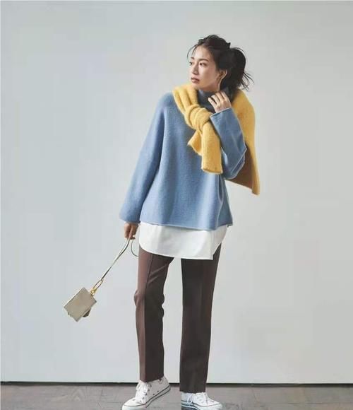 时髦|比黑白灰惊艳、比大地色时髦,最美的“疗愈色”穿搭,一眼就喜欢