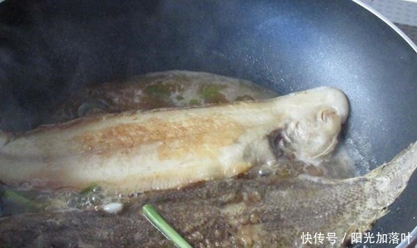 不粘锅|煎鱼时,不要直接用油煎,再加1步“它”,不粘锅,还要闻