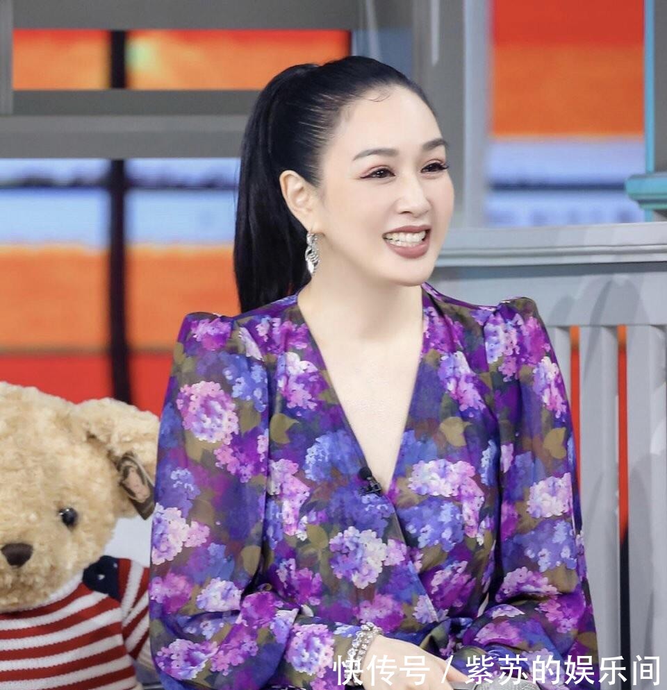 紫色|钟丽缇终于不装嫩！扎高马尾配漫画裙优雅端庄，跟女儿同框像姐姐