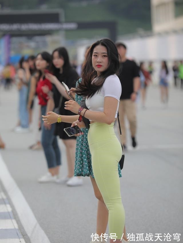 白色t恤 紧身打底裤时尚靓丽,配白色T恤,营造恰到好处的时尚与甜美!