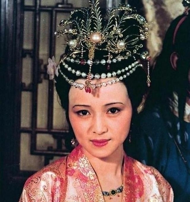 年老|绝色佳人秦可卿,为何会爱上年老猥琐的贾珍,无视同龄丈夫贾蓉