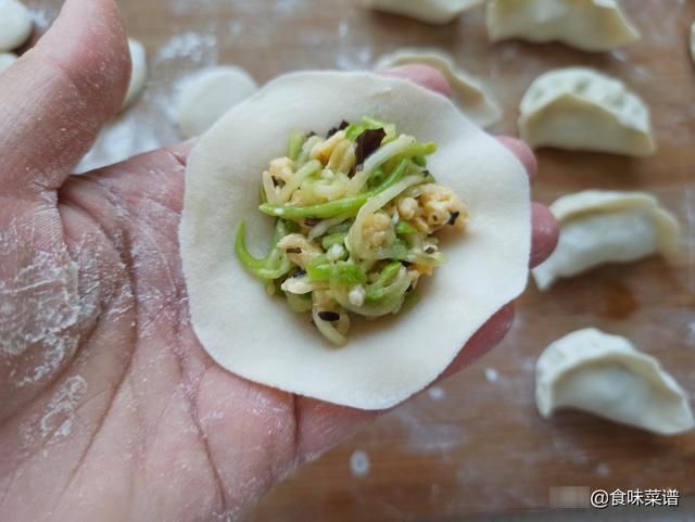 搅拌均匀|头伏到吃饺子，分享8种饺子馅的调法，有荤有素，鲜嫩营养又多汁