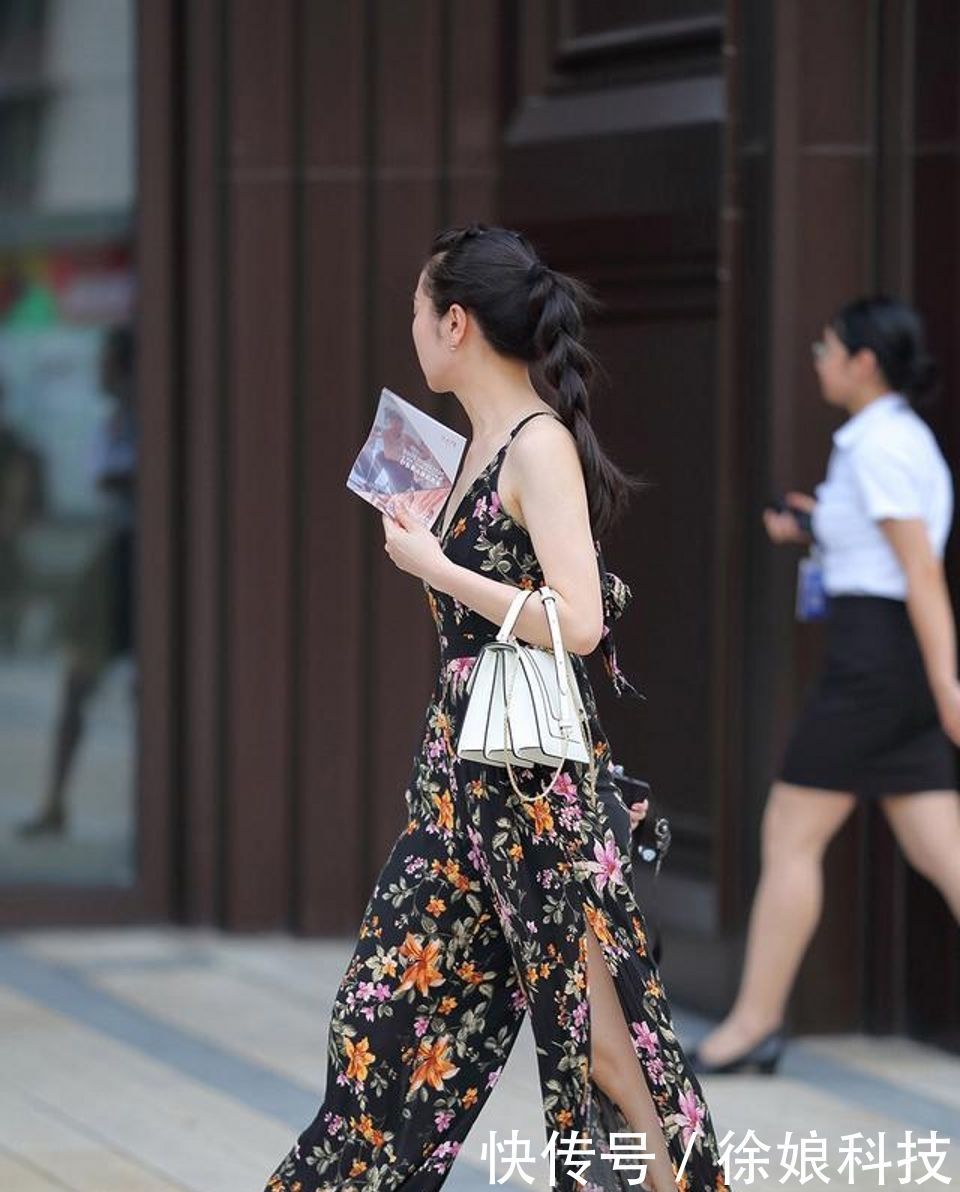 美女|街拍,美女下身穿一条牛仔裙,显得青春潇洒感十足