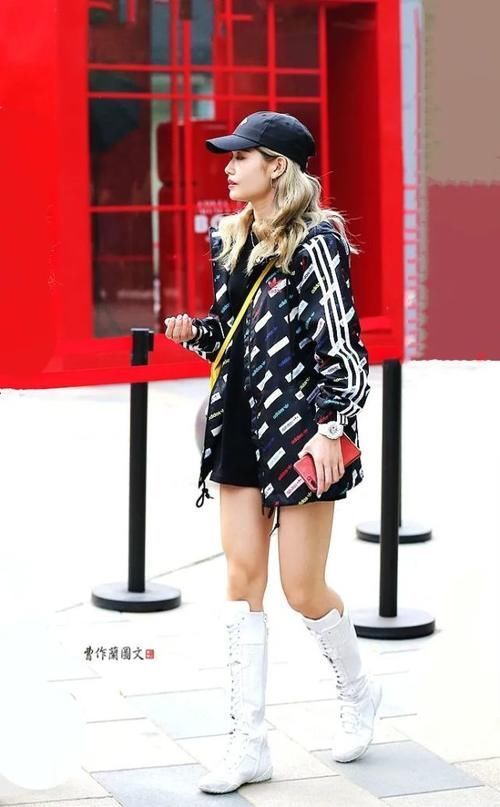 街拍：白色高筒靴美女，穿出冰雪洁净