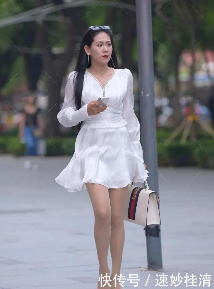 连衣裙|成熟女性独具风韵，再搭配飘逸的纯白连衣裙，更添优雅精致