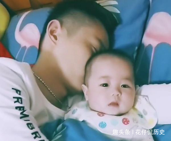 宝妈|“打呼噜奶爸”带娃睡觉走红,萌娃一脸懵圈,是来了台拖拉机