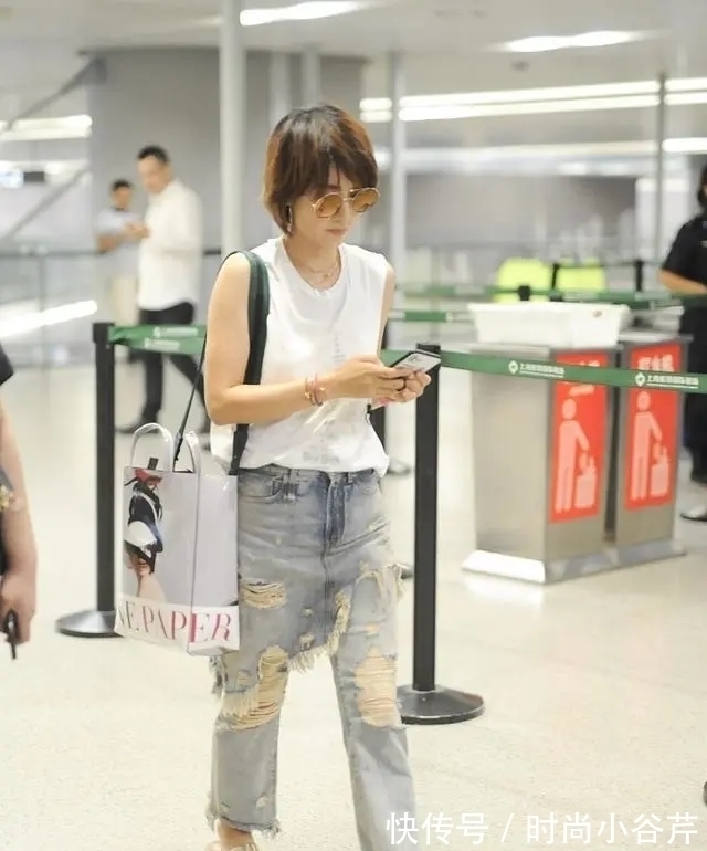 衬衫 马伊琍把“上浅下深”带火了,奶茶色衬衫配烟管裤,温柔又高级