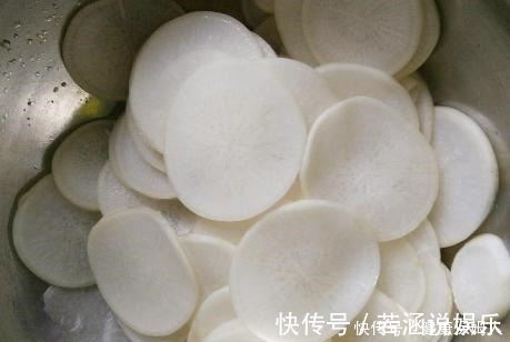 腌制|腌萝卜先放盐是不对的,教你1招技巧,萝卜脆爽更入味,吃着过瘾