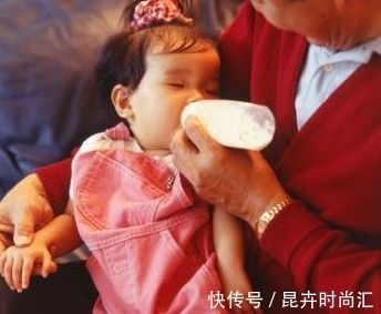 脾胃|这4个动作一出现,是宝宝在告诉你“我吃饱了”,再喂会伤脾胃