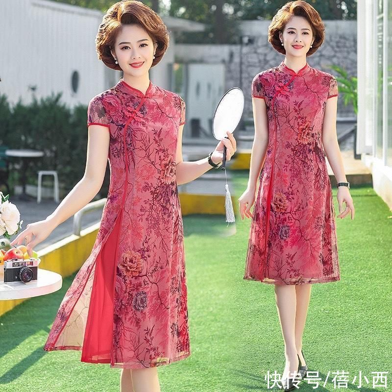 50岁女人应该怎样打扮？不要“扮嫩”，穿对连衣裙气质才更高贵