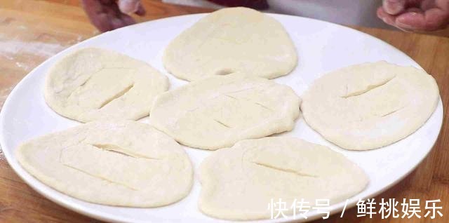 这个饼比葱油饼更好吃,早点摊上卖3块,照这个方法做,1块都不到