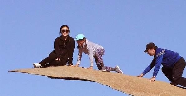 全球最“有欺骗性”的石头,看起来像悬在半空,实际却是角度问题