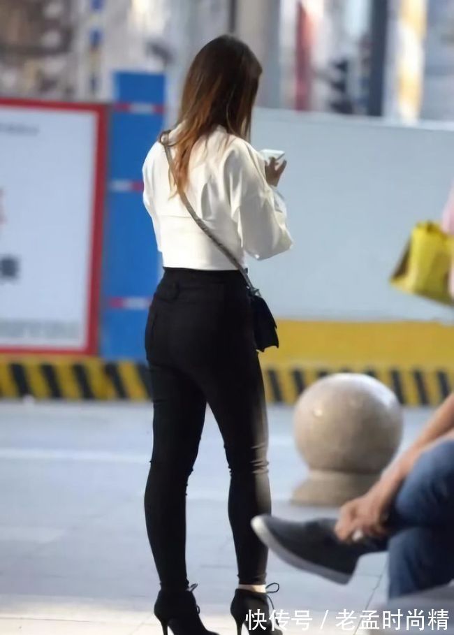 搭配|白色与黑色的搭配依然是经典,低调女生穿牛仔裤也挡不住个人魅力