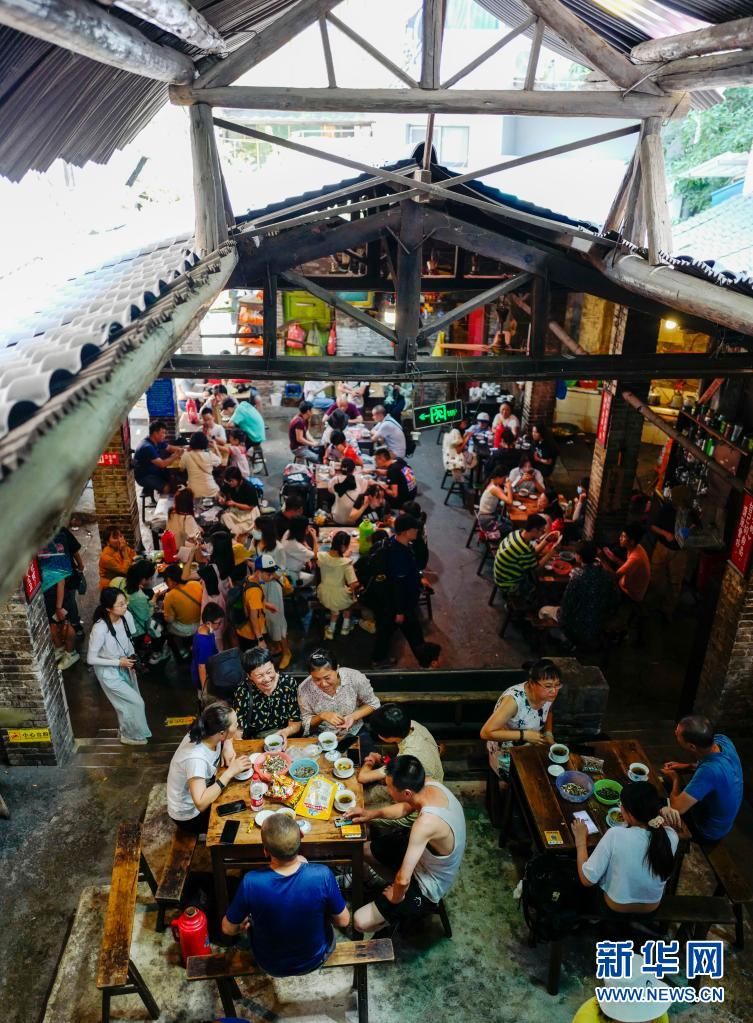 四川美术学院|重庆交通茶馆：一位画家眼中的人间万象