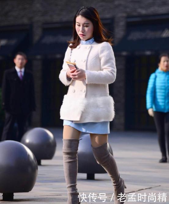 街拍:深冬时节百搭的高跟长靴, 非常适合30以上“辣妈”穿, 彰显气质!