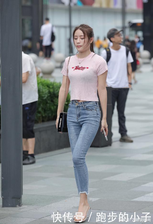 淡蓝色“紧身牛仔裤”搭粉色上衣,别具一格,青春气息十足