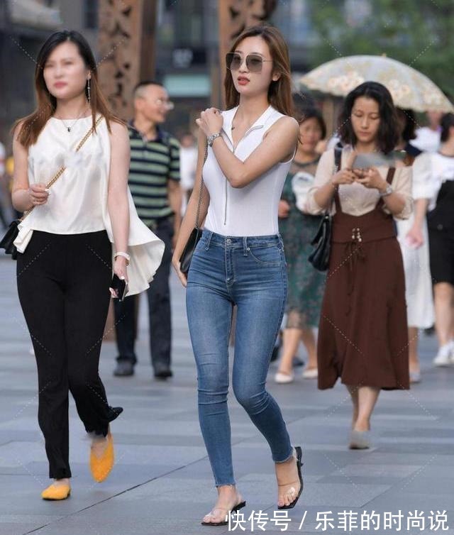 搭配 经典白色搭配牛仔裤,时尚优雅,青春可爱!