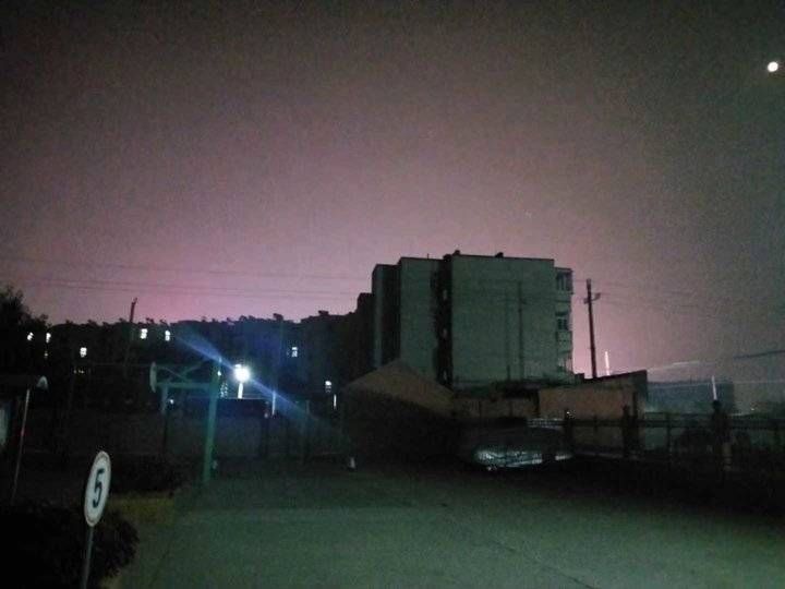 校园|王德才诗歌原创|校园东望泛红光