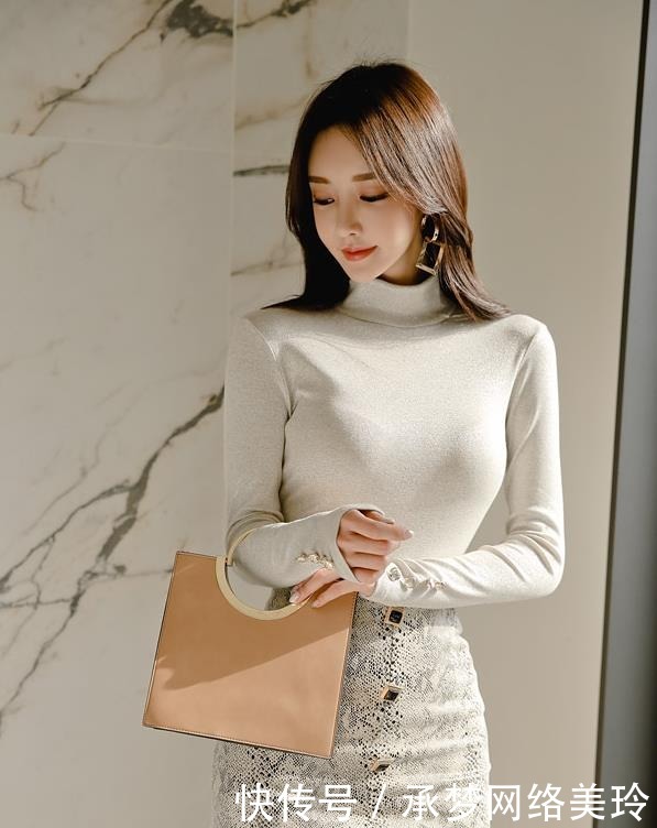 香雪|美女鉴赏:晶蓝淡墨羽毛香雪贴肤长袖裙