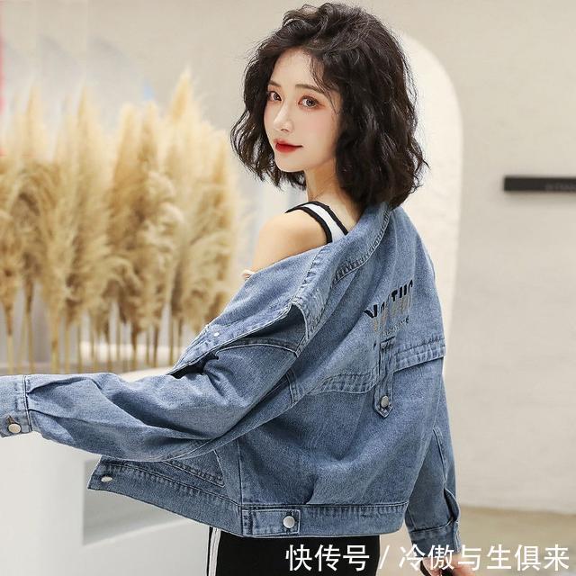 牛仔外套的减龄搭配推荐,只要选对内搭单品,时髦度飙升