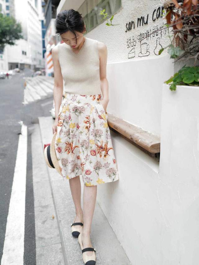 半身裙|今年秋天流行这样穿,无袖针织衫搭配印花裙简约洋气,还提气质