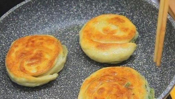 最近这面食火了,家里有面粉就能做,外酥里软,比鸡蛋饼还好吃