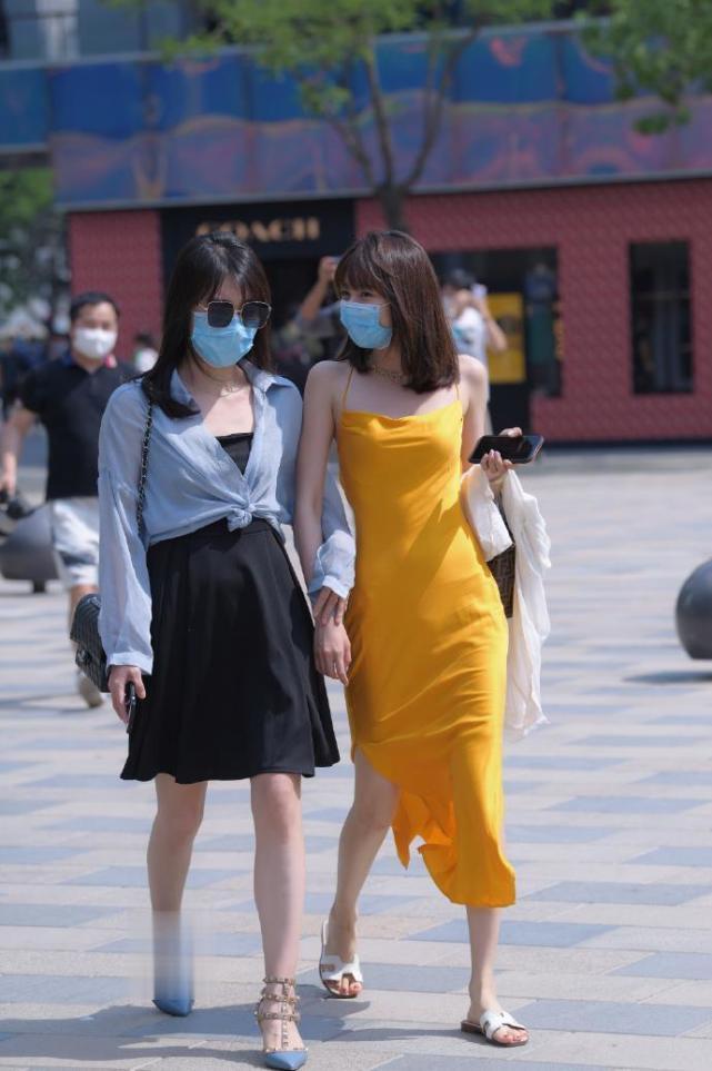 连衣裙 美女连衣裙“独特”穿法，展现出贵妇般的气质