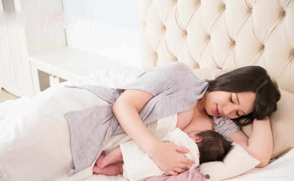 喂奶|“放你一面大贴纸”,月子里牢记6字口诀,母乳亲喂一次就上手