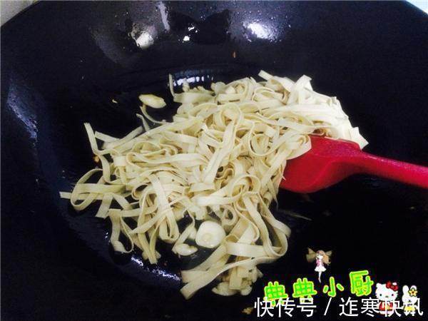 农家饭桌上的这道菜,能促进骨骼生长,两块钱就能炒一大盘