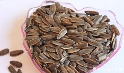 吃瓜子相当于喝油?养生专家:瓜子再怎么好,这2种务必不能碰!