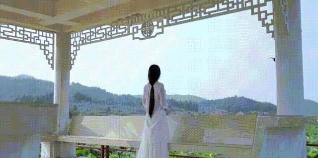 如果說(shuō)李子柒的生活對(duì)我們不切實(shí)際，那她穿的衣服我們倒能學(xué)學(xué)