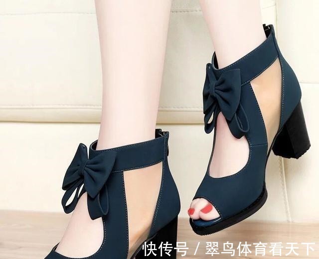 性感 穿上高跟鱼嘴鞋,让你双足传递音符的步伐,演绎迷人身材!