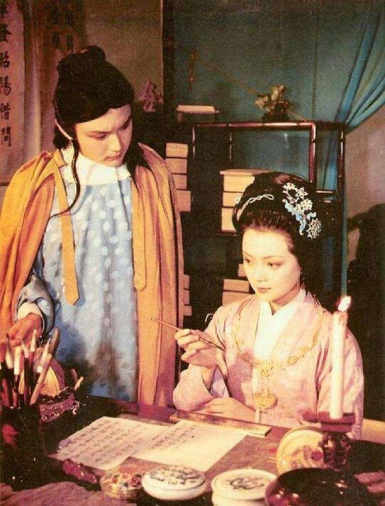 诗会&宝玉让黛玉喝合欢花酒,为何宝钗跟着也要喝?细细琢磨,竟是百般滋味