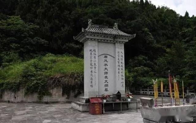 完好|古代预言奇书作者 为何一人墓穴完好,另一人却被挖烂?